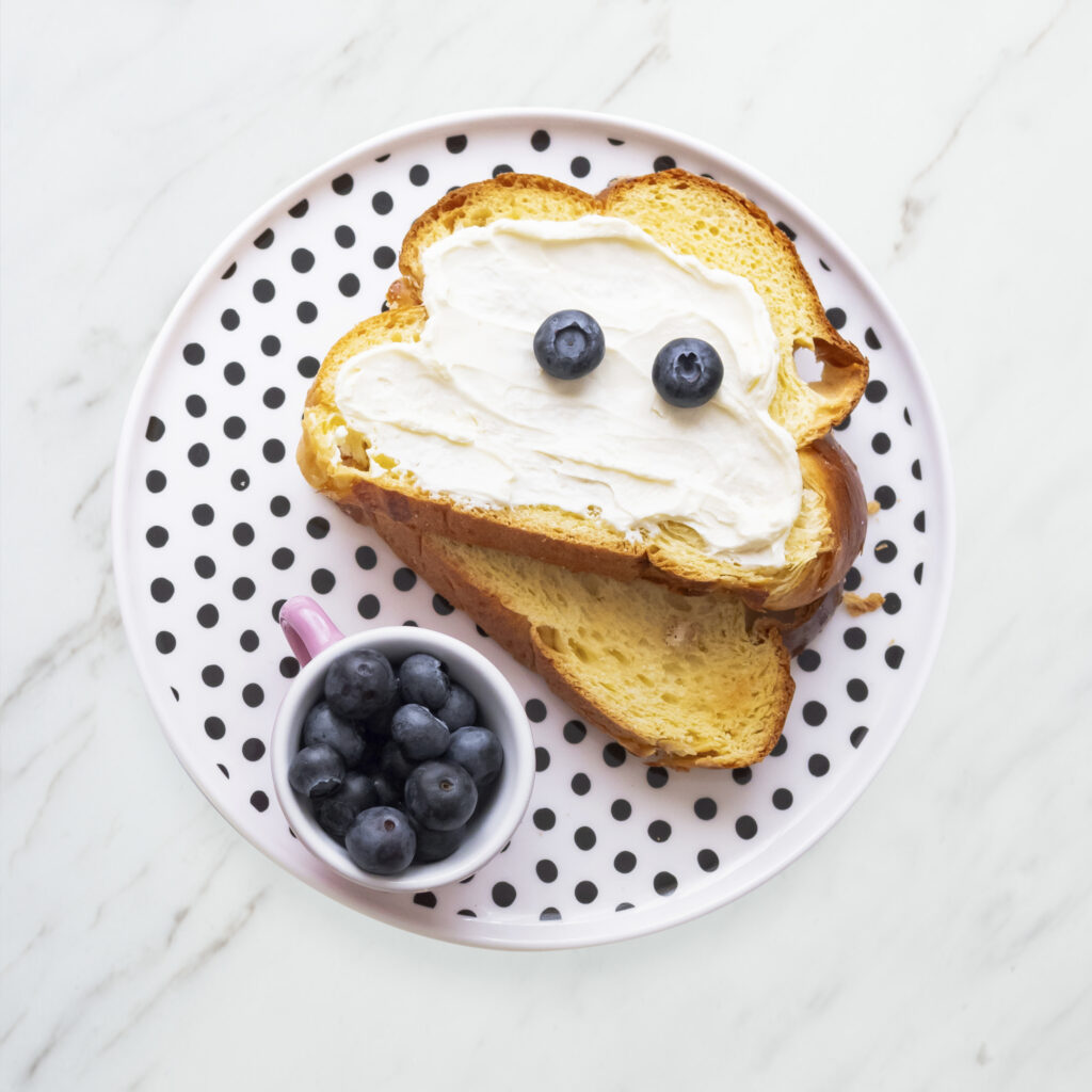 greek yogurt with blue berries toast